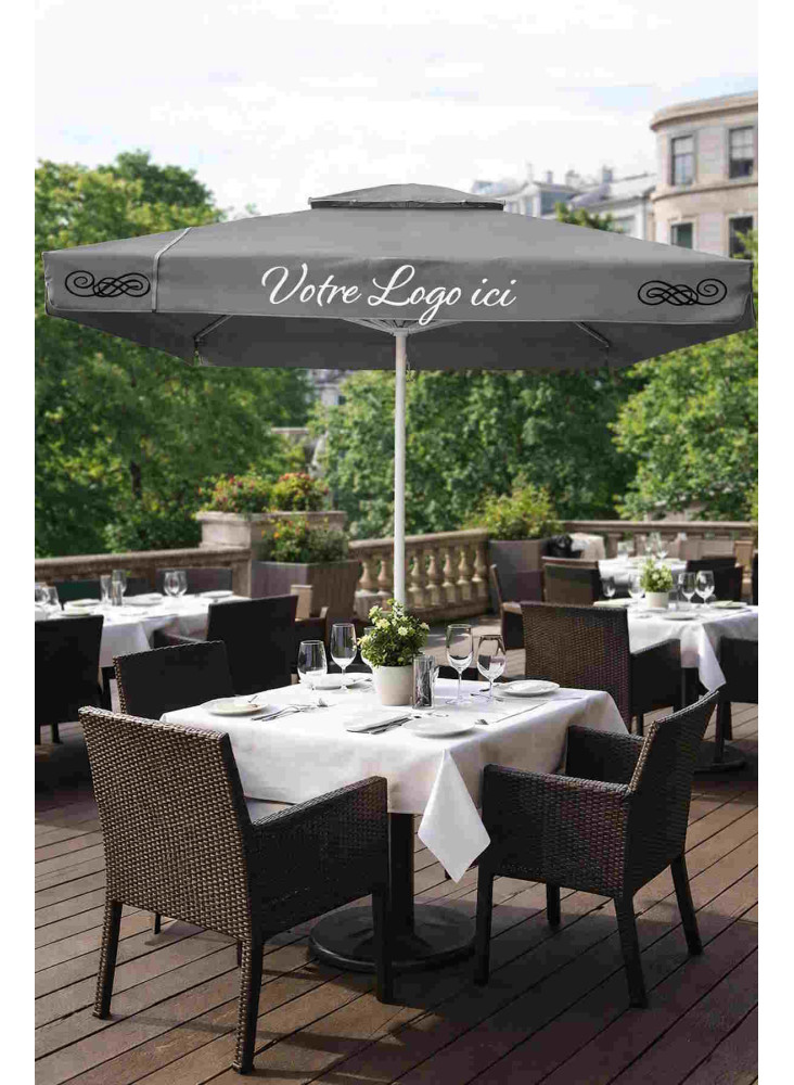Parasol 100% personnalisé sur une terrasse d'hôtel