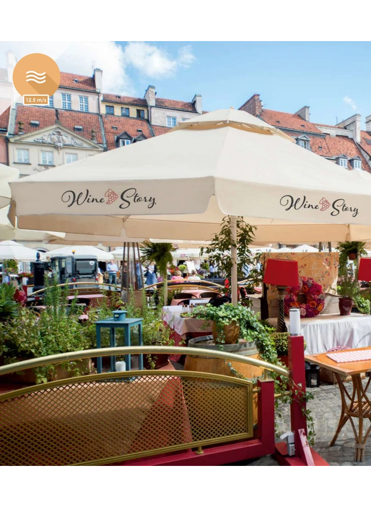 Parasol 100% personnalisé et de grande taille Made in Europe sur une terrasse de restaurant